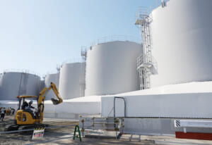 東京電力福島第１原発の構内に立ち並ぶ処理水を保管するタンク＝２月１９日、福島県大熊町（時事）