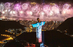2020年の新年を祝うコパカバーナビーチの花火（Ｆｅｒｎａｎｄｏ Ｍａｉａ／リオデジャネイロ市観光局）