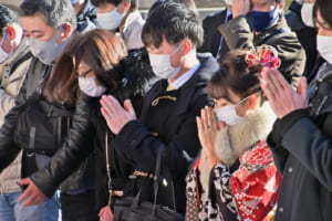 マスク姿で距離を保ちながら初詣をする参拝客＝２０２１年１月４日、東京都千代田区の神田明神（森啓造撮影）