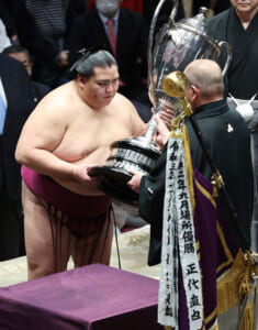 御嶽海、照ノ富士破り3度目の優勝、大関昇進へ