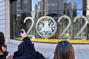 銀座和光のウインドーに「白虎の青い目」