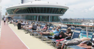 クルーズ船内で憩う乗客ら