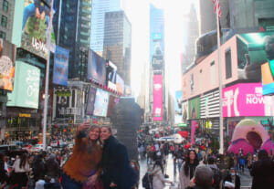 写真撮影する観光客らで賑わったタイムズスクエア