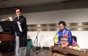 娘の安希与さんが弾く箏の調べに合わせ、フルートを演奏する小田全宏さん（小田さん提供）