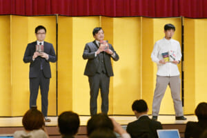 第166回 芥川・直木賞授賞式（左から）米澤穂信さん・今村翔吾さん・砂川文次さん＝東京・築地