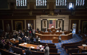 米下院議場での採決風景=2021年3月10日（ＵＰＩ）