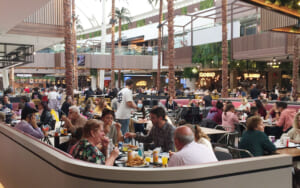 緊急事態宣言が解除され、市民は外出して会話を楽しんでいる(2021年、マドリード市内にあるレストラン)