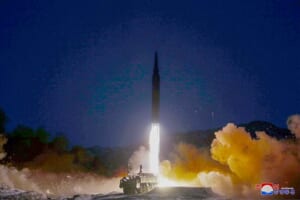 １１日、北朝鮮の国防科学院が行った「極超音速ミサイル」の試射（朝鮮通信・時事）