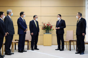 北方領土隣接地域振興対策根室管内市町連絡協議会の石垣雅敏根室市長（左から２人目）らの表敬を受ける岸田文雄首相（右）＝令和３年１２月１日、官邸（首相官邸ホームページより）