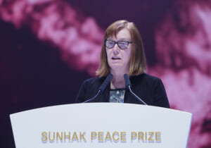 鮮鶴平和賞を受賞し、演説する英オックスフォード大のサラ・ギルバート博士＝ １２日、韓国・京畿道