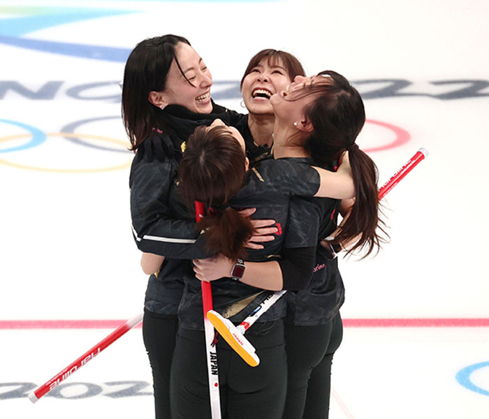 カーリング女子、歴史を塗り替えて夢の決勝へ