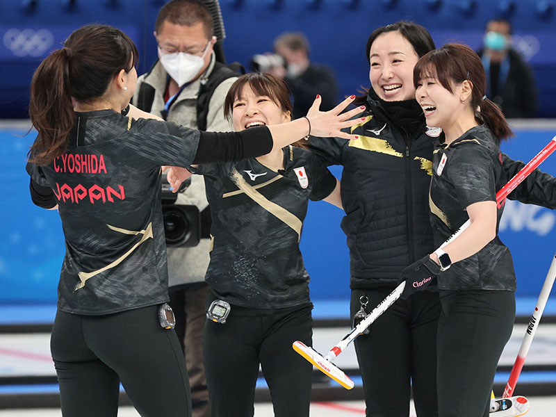 カーリング女子、歴史を塗り替えて夢の決勝へ