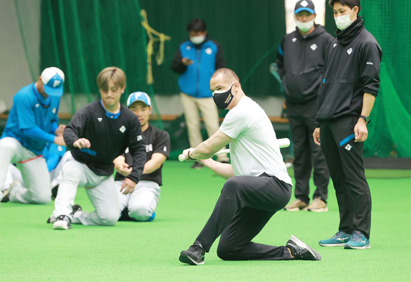 日本ハムの臨時コーチ、室伏広治長官がトリ