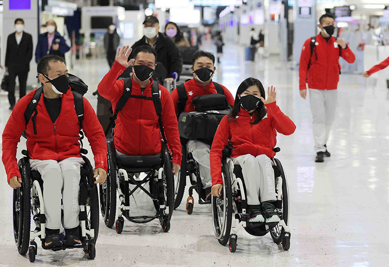 日本選手団が出発、明るく「行ってきます」