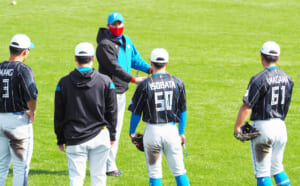 日本ハムの１軍キャンプで外野守備を指導する新庄監督（奥）＝５日、沖縄県名護市