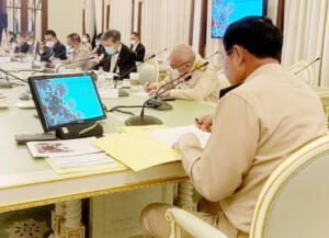 2021年4月26日、バンコクのタイ首相府で開かれた会議に臨むプラユット首相（右端）（タイ政府提供・時事）