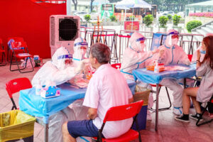 中国・深圳で、新型コロナウィルスの感染検査をうける人々=2021年6月