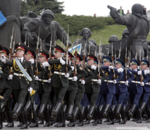 第二次世界大戦の終戦を記念したウクライナ軍のマーチ。＝2006年9月（UPI）