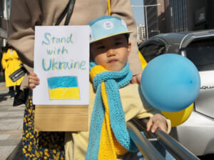 戦争反対のプラカードを掲げる子供