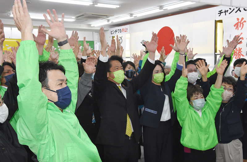 石垣市長選、保革共闘を退け中山義隆氏が4選