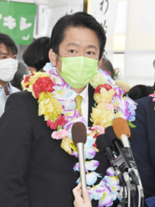 石垣市長選、保革共闘を退け中山義隆氏が4選