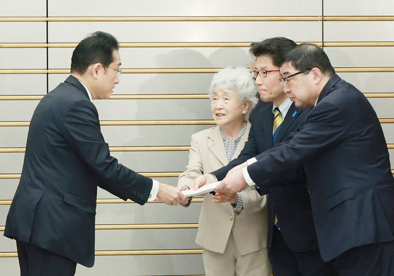 北朝鮮による拉致被害者家族会代表の横田拓也さん(右から2人目)、横田めぐみさんの母早紀江さん(同3人目)らから運動方針を受け取る岸田文雄首相(左端)=16日午後、首相官邸