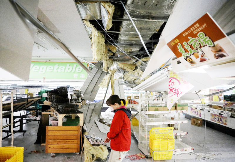 地震の影響で落下したスーパーマーケットの天井=17日午後、宮城県白石市