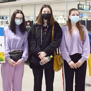 「母に背中押され」ウクライナ女子学生３人到着