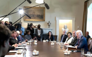 ３日、米ホワイトハウスで開いた閣議でウクライナ情勢について発言したバイデン大統領（UPI）