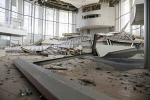 地震で天井の一部が落下したコンサートホール＝１７日午後、宮城県白石市地震で天井の一部が落下したコンサートホール＝１７日午後、宮城県白石市