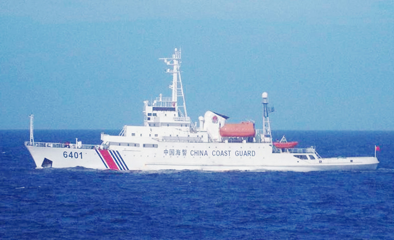 尖閣諸島沖を航行する中国海警局の「海警」＝５月１５日（第１１管区海上保安本部提供）