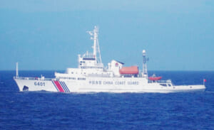 尖閣諸島沖を航行する中国海警局の「海警」＝５月１５日（第１１管区海上保安本部提供）