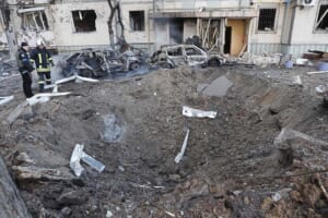 ２０日、ロシア軍のミサイル攻撃でキエフの住宅街にできた巨大な穴（ＥＰＡ時事）