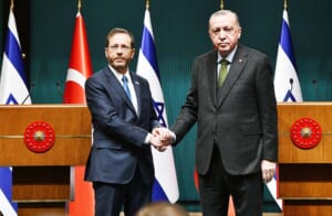 ３月９日、アンカラでの記者会見を終え、握手するイスラエルのヘルツォグ大統領（左）とトルコのエルドアン大統領（右）（イスラエル政府報道局提供）