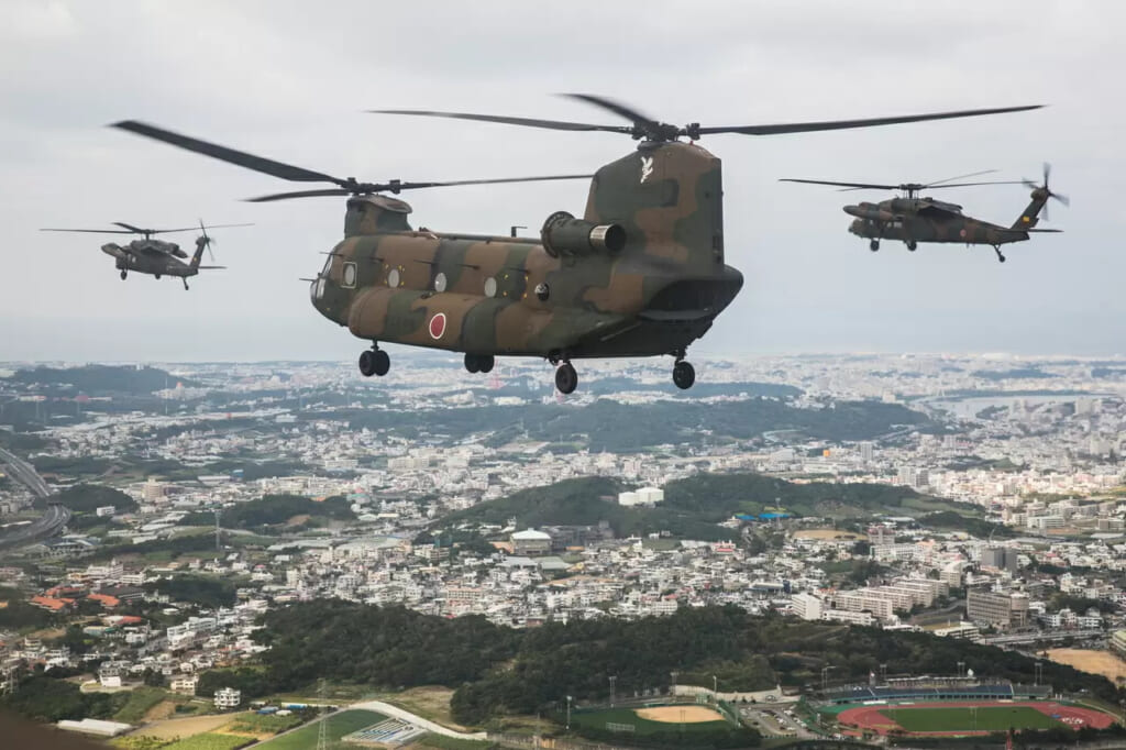 陸上自衛隊第15旅団年頭飛行訓練、編隊を組んで飛行するヘリ（2017年1月11日、沖縄本島南部上空）