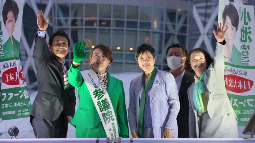 街頭演説会に参加した（写真左から）国民民主党の玉木雄一郎代表、都民ファーストの会顧問の小池百合子都知事、荒木千陽代表と連合（日本労働組合総連合会）の芳野友子会長　=１８日午後、東京・新宿駅西口