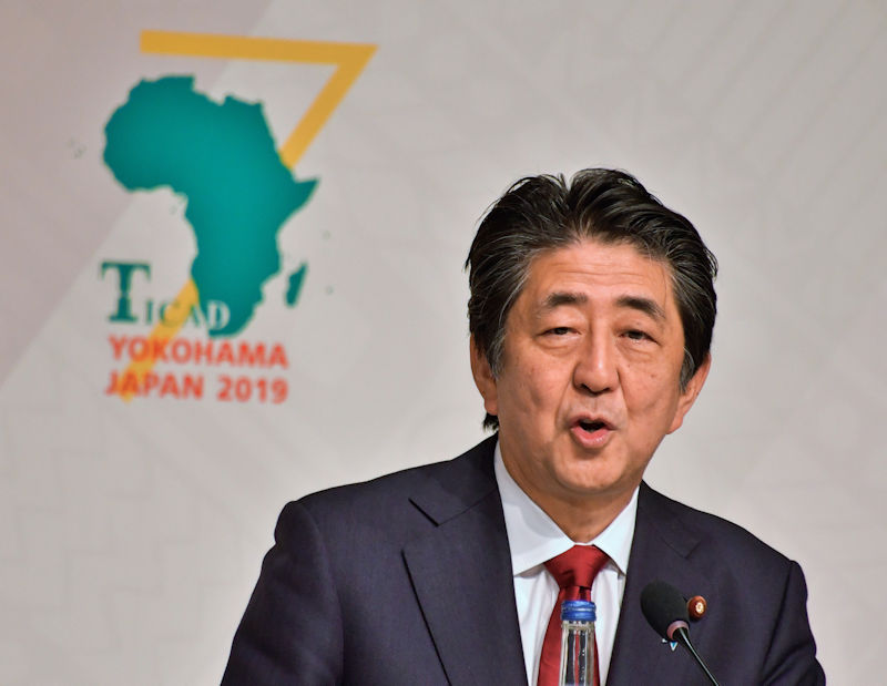 TICAD7の共同記者会見で記者の質問に答える安倍晋三首相 =2019年8月30日午後、神奈川県横浜市