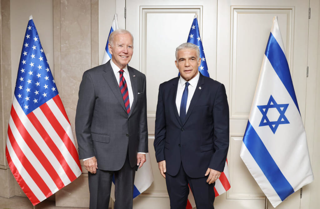 14日、エルサレムで首脳会談に臨むバイデン米大統領（左）とイスラエルのラピド首相（イスラエル政府報道局提供）