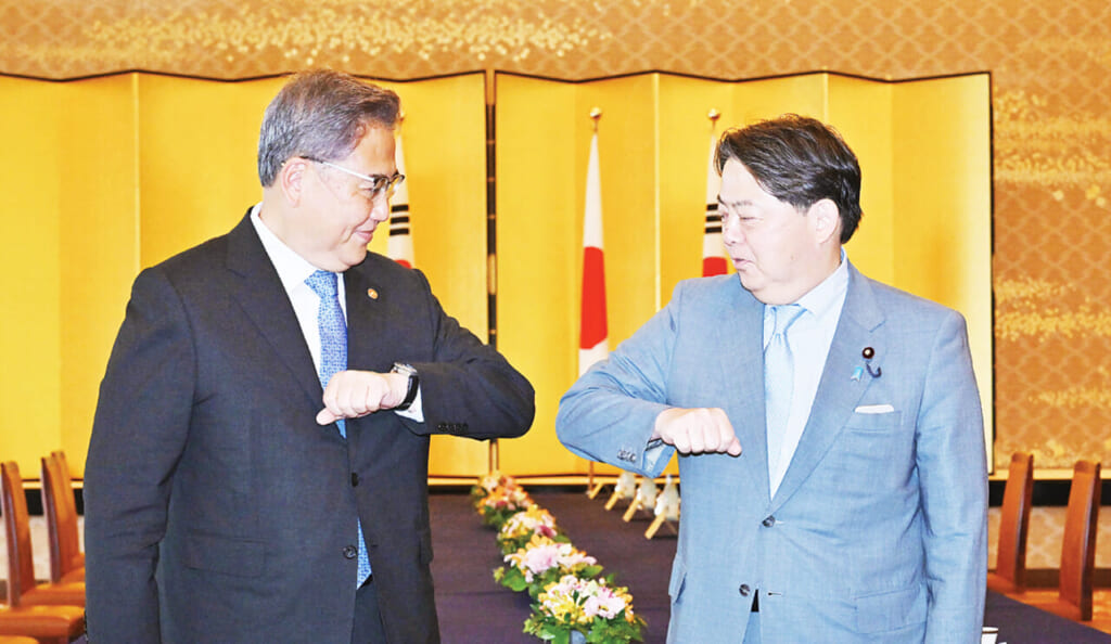 日韓外相会談に臨む林芳正外相(右)と朴振外相=18日午後、東京都港区の外務省飯倉公館(代表撮影)