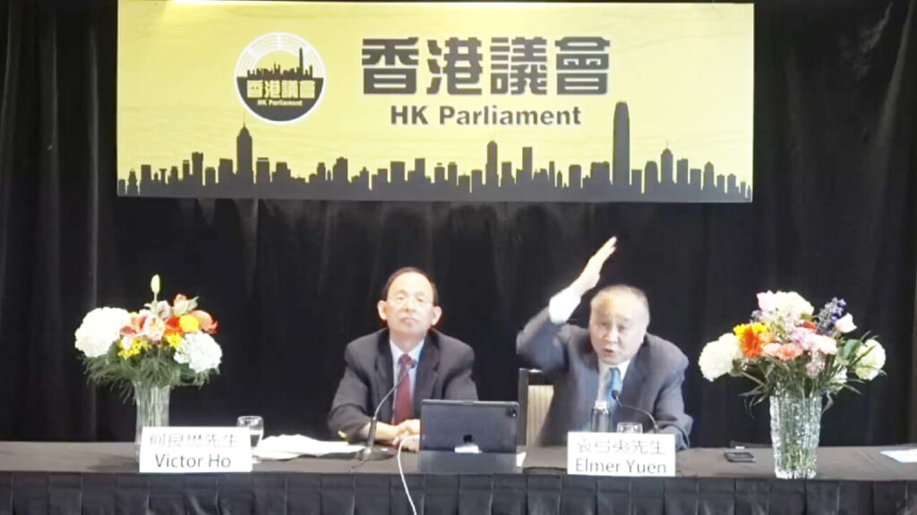 27日、カナダ・トロントで記者会見した香港議会選挙準備委員会の何良懋主席(左)と提唱者の袁弓夷氏