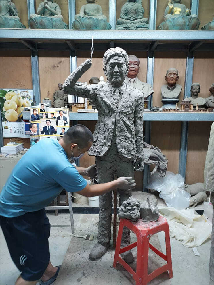 台湾高雄市で制作されている安倍晋三元首相の像（紅毛港保安堂主任委員・張吉雄氏のフェイスブックより）