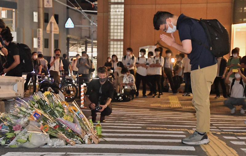 安倍晋三元首相が銃撃された現場に献花に訪れ手を合わせる人たち =8日午後、奈良県奈良市