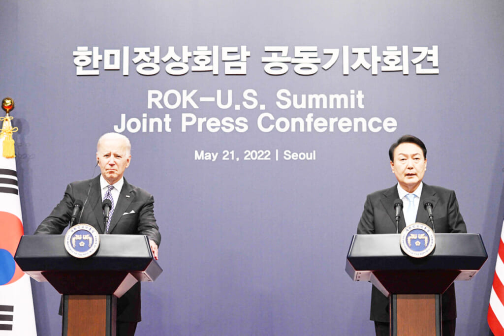 5月21日、ソウルの新大統領府での首脳会談後、共同記者会見に臨むバイデン大統領(左)と韓国の尹錫悦大統領(AFP時事)