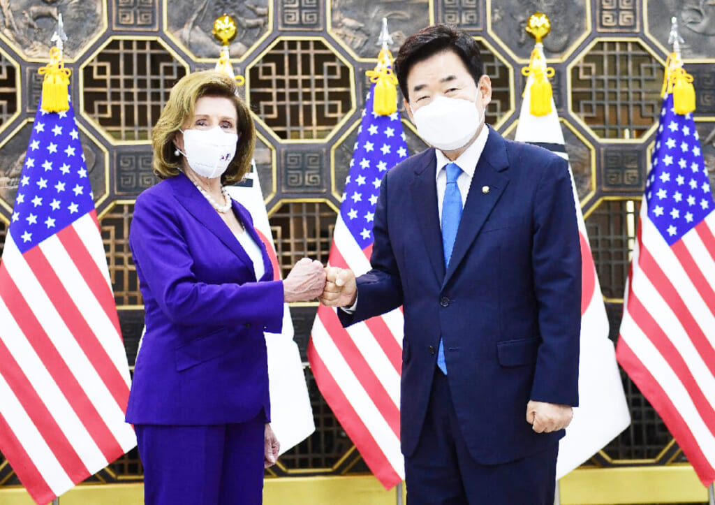 4日、ソウルで会談に臨むペロシ米下院議長(左)と韓国の金振杓議長(AFP時事)