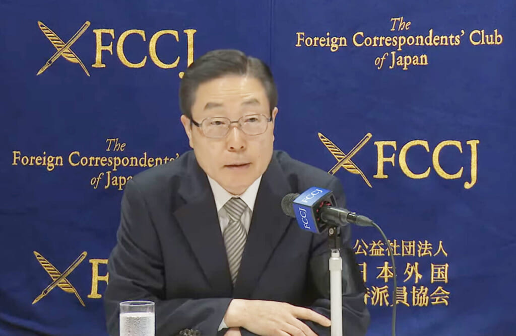 記者会見に臨む世界平和統一家庭連合の田中富広会長=10日午後、東京都千代田区