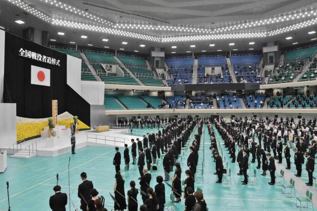 全国戦没者追悼式で参列者と共に黙とうされる天皇、皇后両陛下　＝１５日午後、東京都千代田区の日本武道館