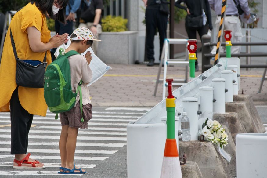 安倍元首相襲撃から一か月。多くの人が技研現場の前で手を合わせた。=奈良県、8月8日(UPI)