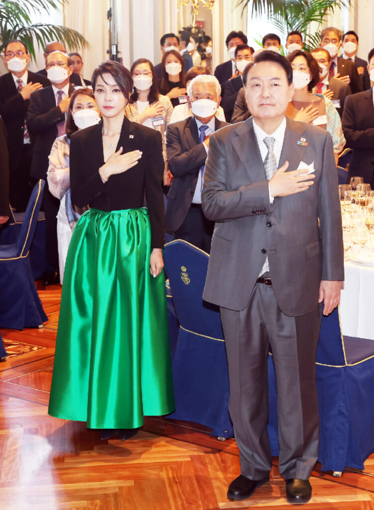 韓国の尹錫悦大統領と金建希夫人=6月29日、マドリード(EPA時事)