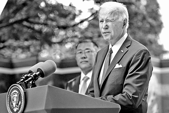 5月22日、ソウルで記者団に話すバイデン大統領(右)。左は現代自動車グループの鄭義宣会長(AFP時事)