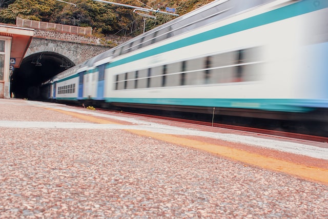 トンネルに入っていく鉄道のイメージ(Photo by Claudio Carrozzo on Unsplash)